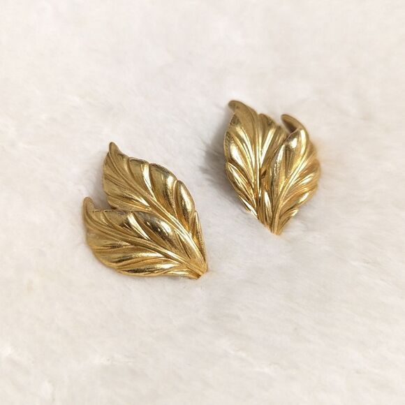 Jewelry - Vintage Goldtone Leaf Motif Pierced Earrings